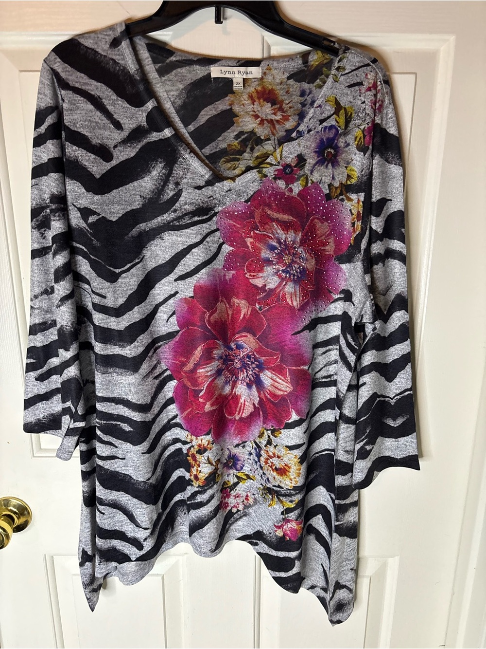 Women's Black & Gray Zebra V-Neck Blouse W/Pink Floral Accent SZ 2X Like New